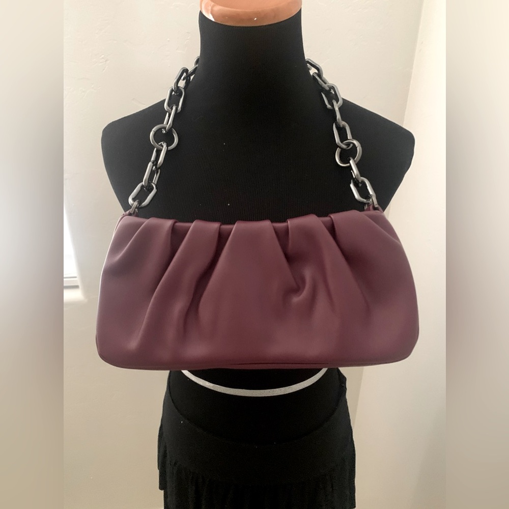 A ruched chain shoulder bag, removable chain